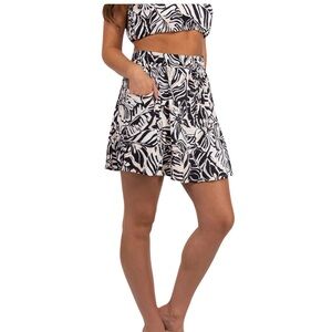 White birch resort wear skort tropical print black,white and blush pink size LG